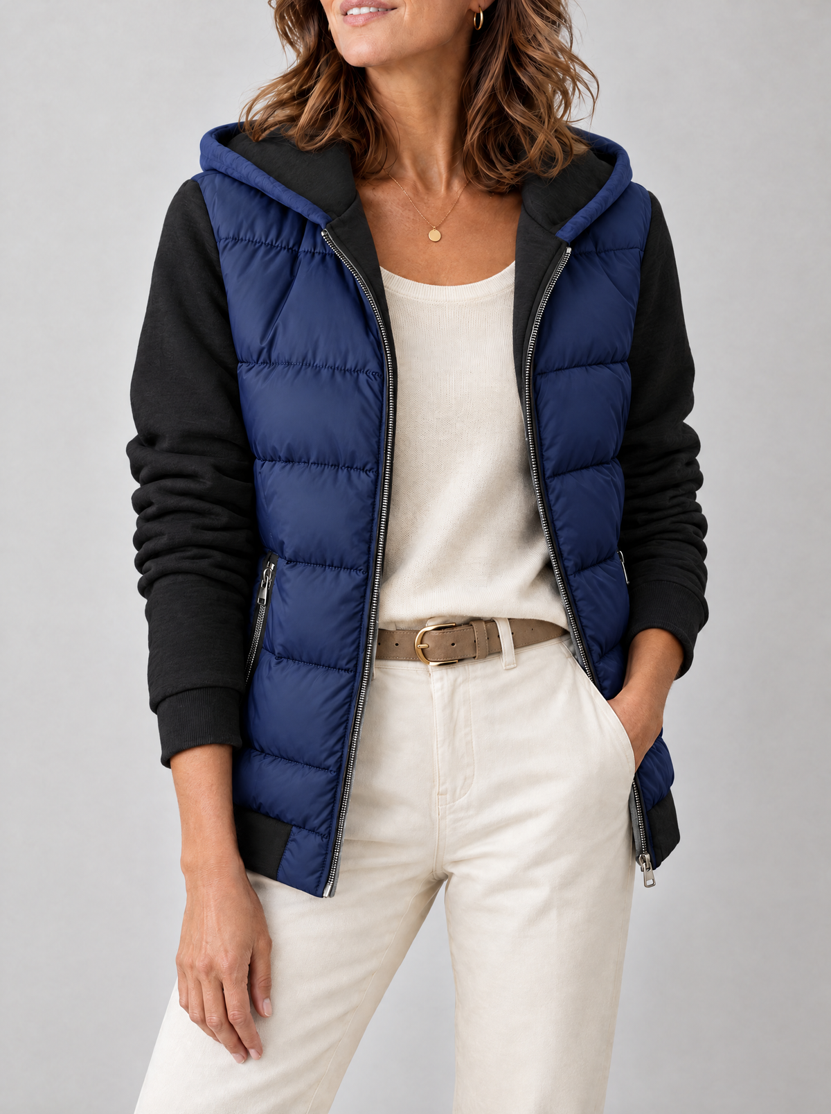 Veste matelassée à capuche Lucie Paris – Week-end à Chamonix, coloris bleu marine et noir