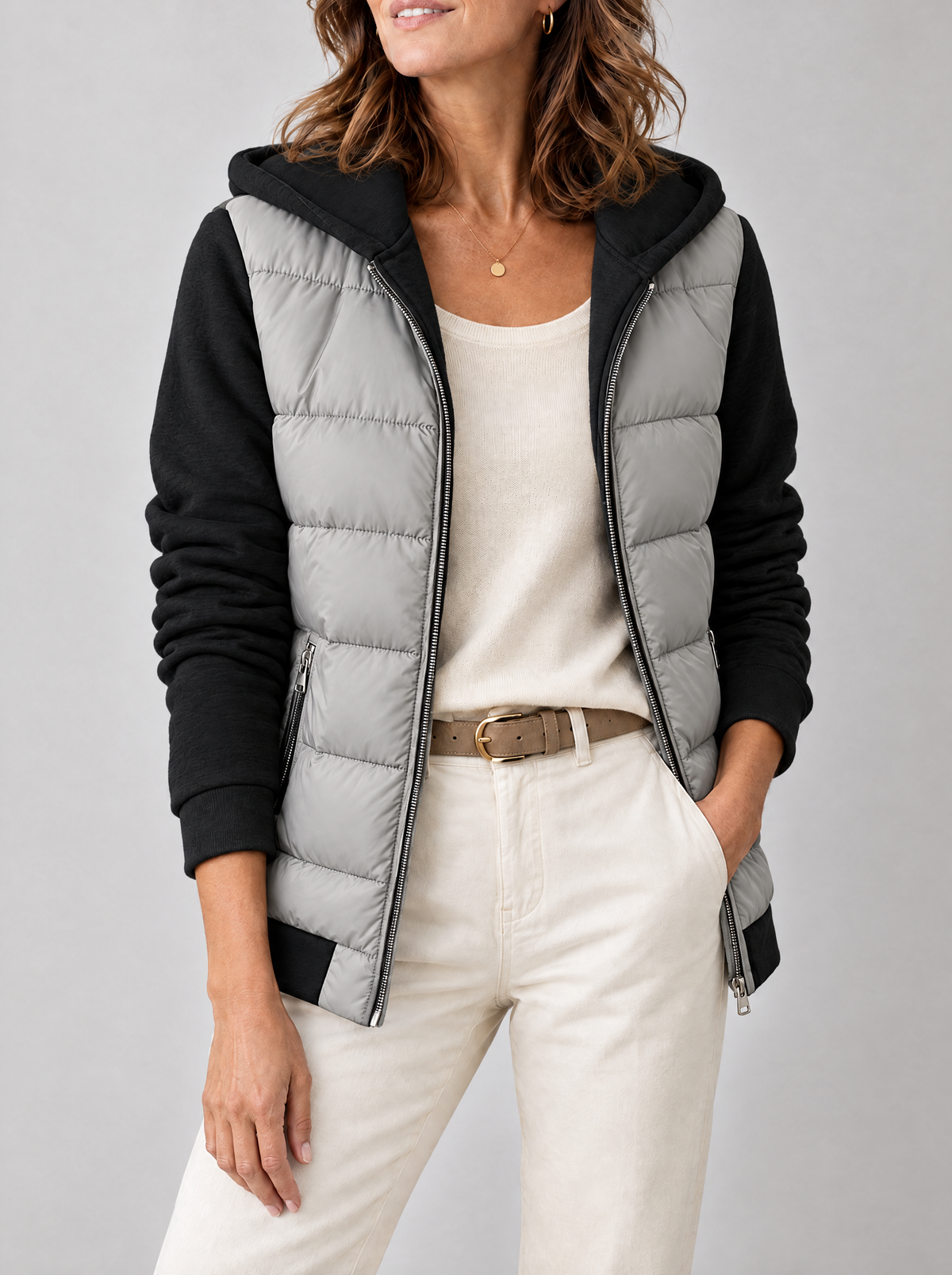 Veste matelassée à capuche Lucie Paris – Week-end à Chamonix, coloris gris clair et noir