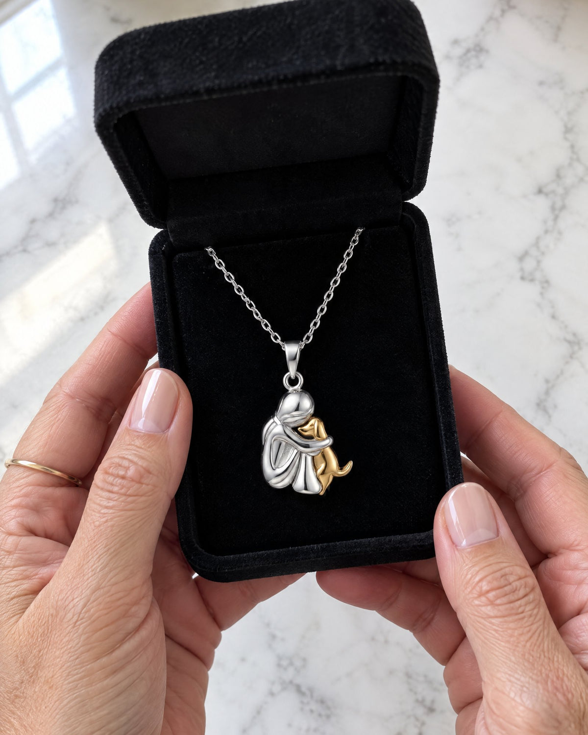 Collier L'Étreinte dans son écrin